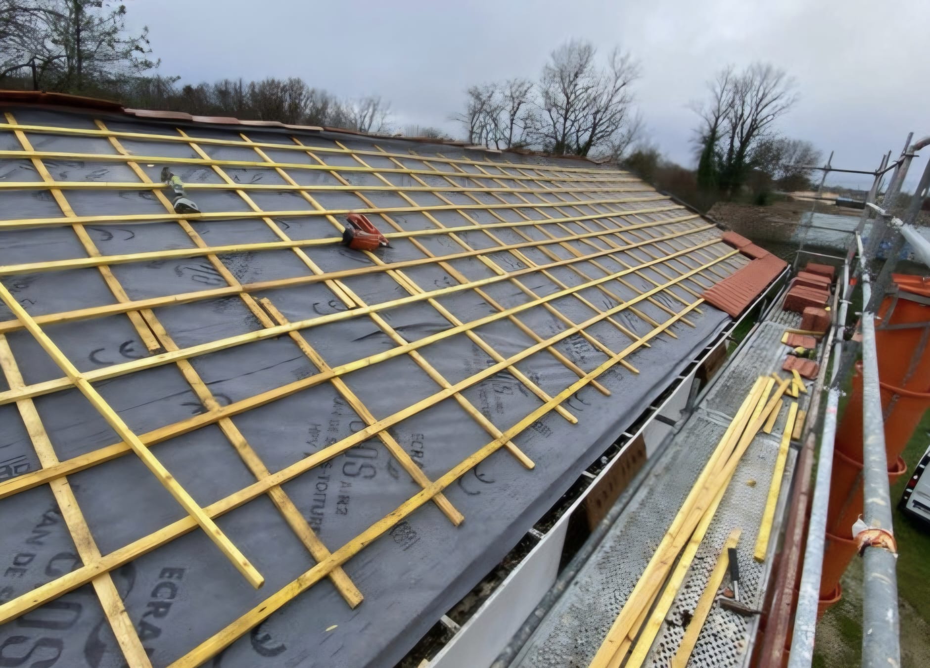 Liteaunage bois et écran sous-toiture posés sur un chantier de rénovation