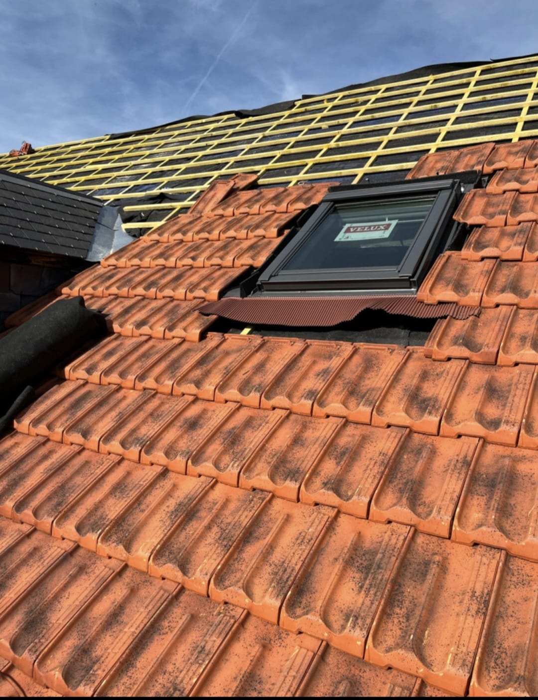 Pose d'une fenêtre de toit Velux sur tuiles terre cuite près de Romans-sur-Isère